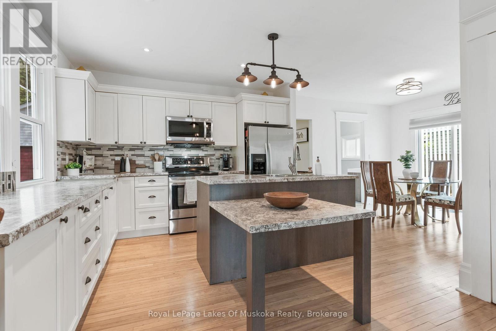 8 North Road, Lake Of Bays (Mclean), ON - Indoor Photo Showing Kitchen With Stainless Steel Kitchen With Upgraded Kitchen
