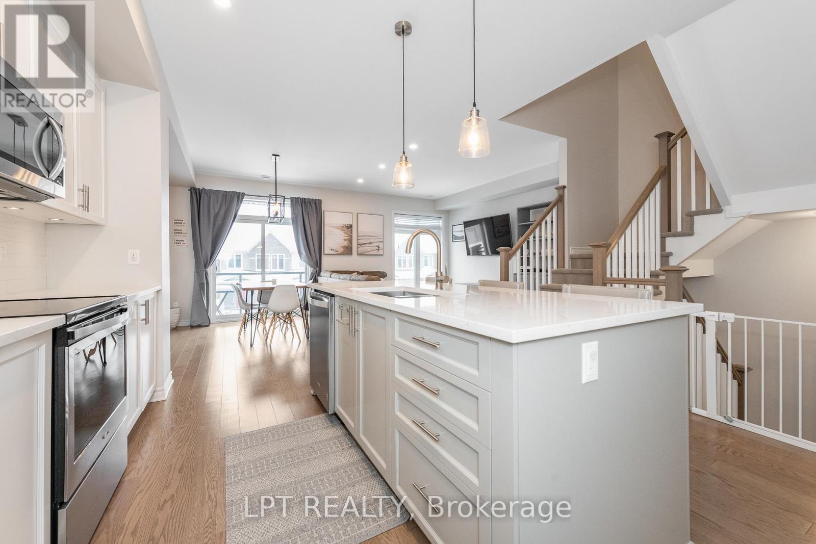 202 Hawkmere Way, Ottawa, ON - Indoor Photo Showing Kitchen With Upgraded Kitchen