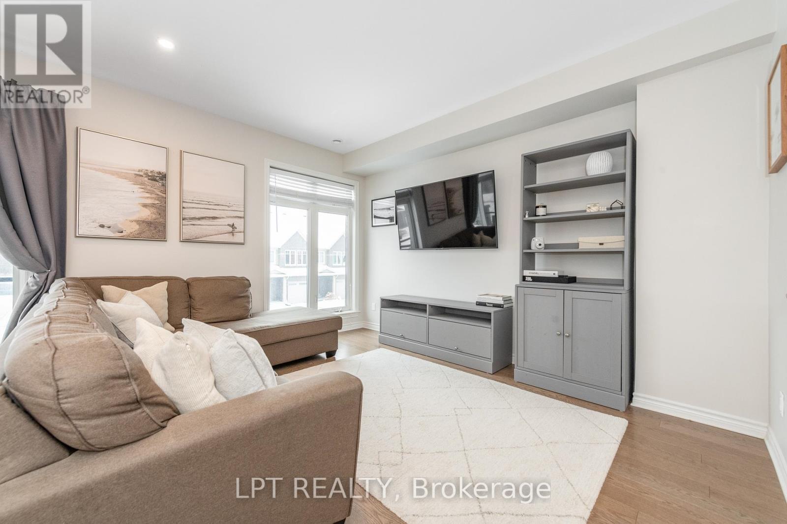 202 Hawkmere Way, Ottawa, ON - Indoor Photo Showing Living Room