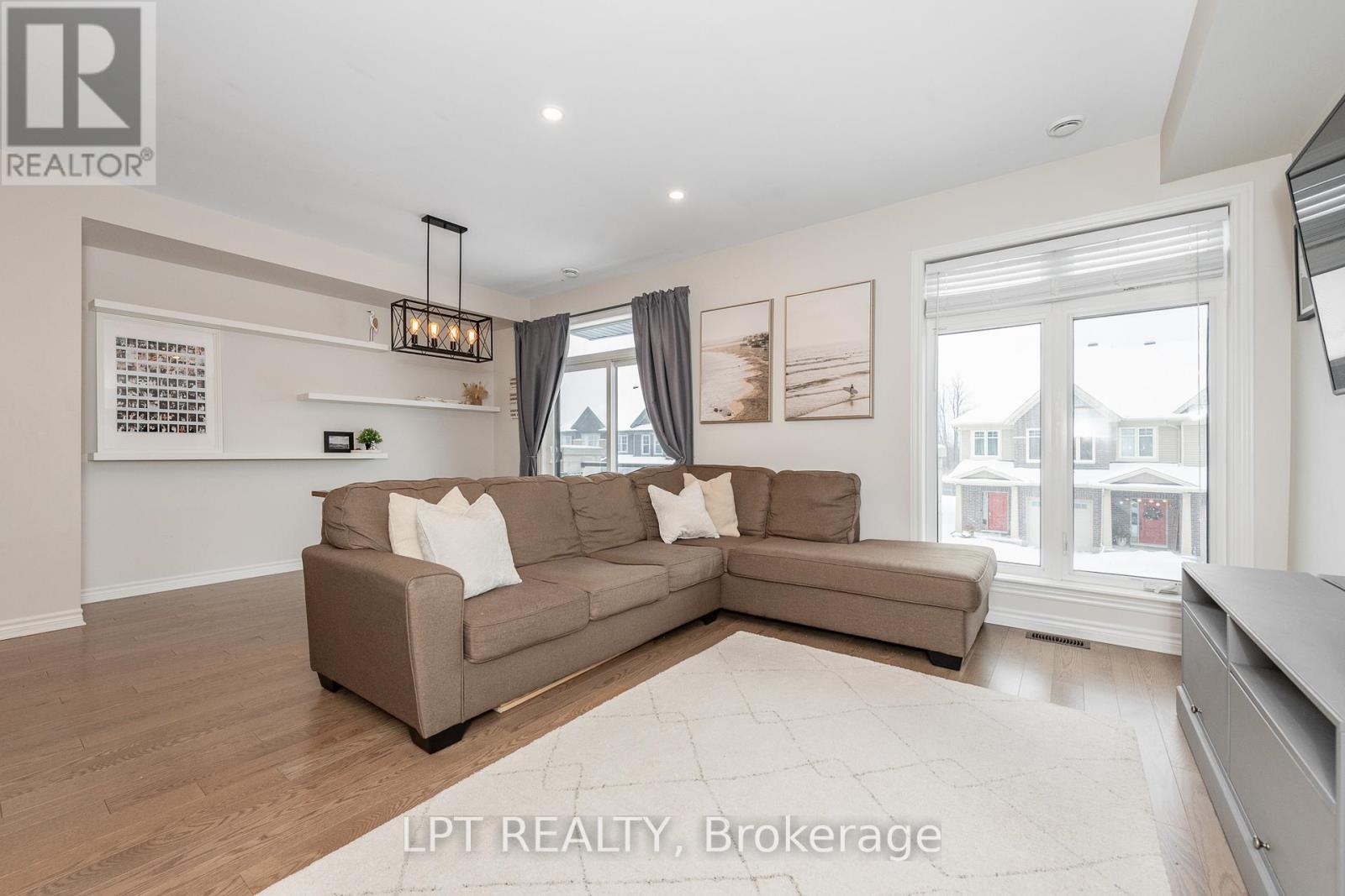 202 Hawkmere Way, Ottawa, ON - Indoor Photo Showing Living Room