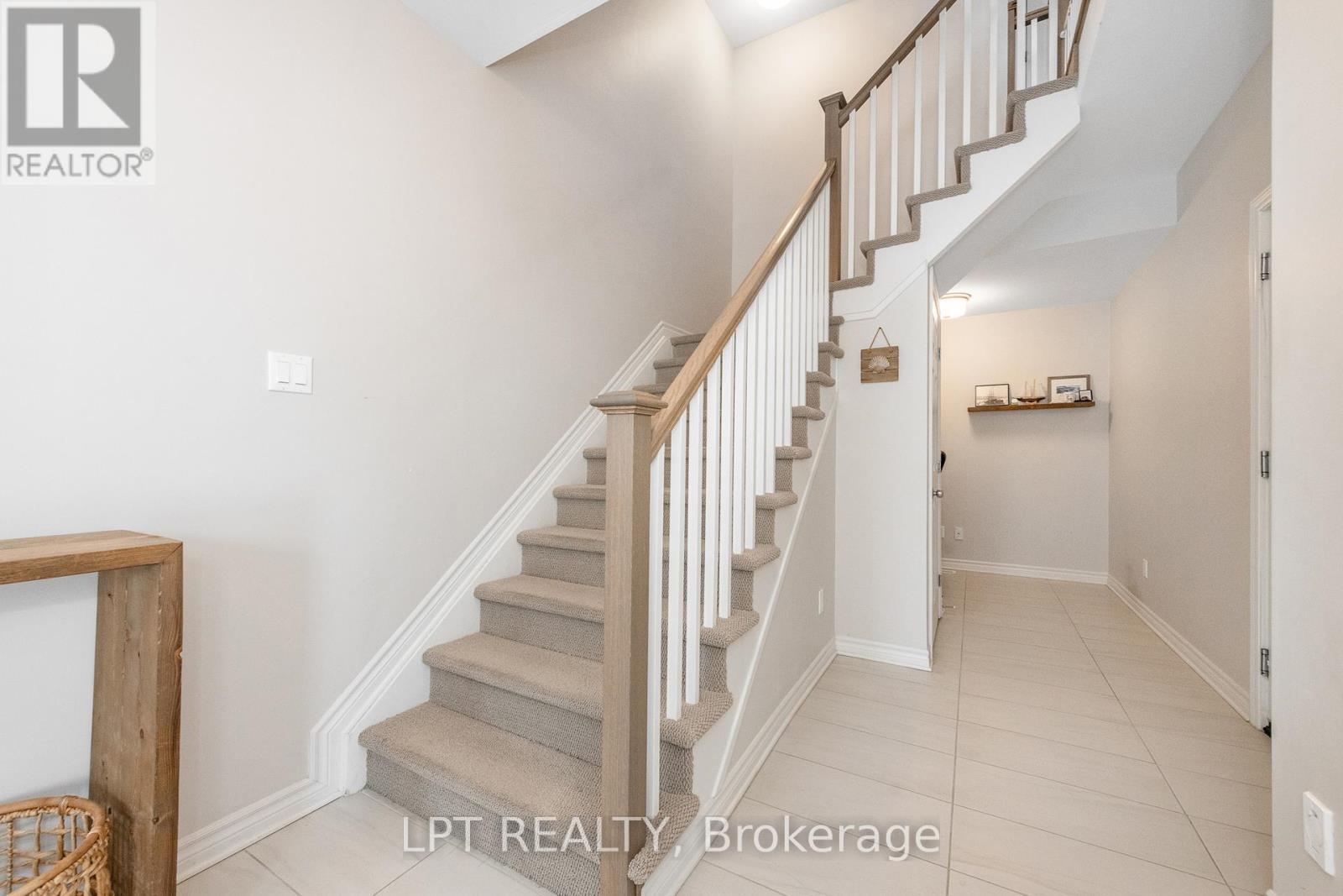 202 Hawkmere Way, Ottawa, ON - Indoor Photo Showing Other Room