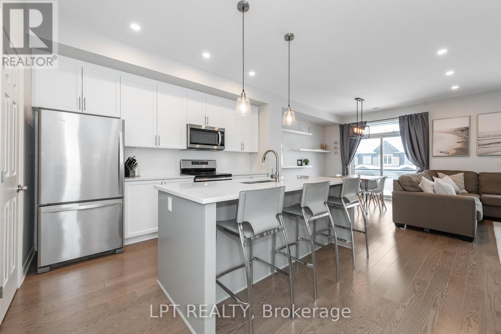 202 Hawkmere Way, Ottawa, ON - Indoor Photo Showing Kitchen With Upgraded Kitchen