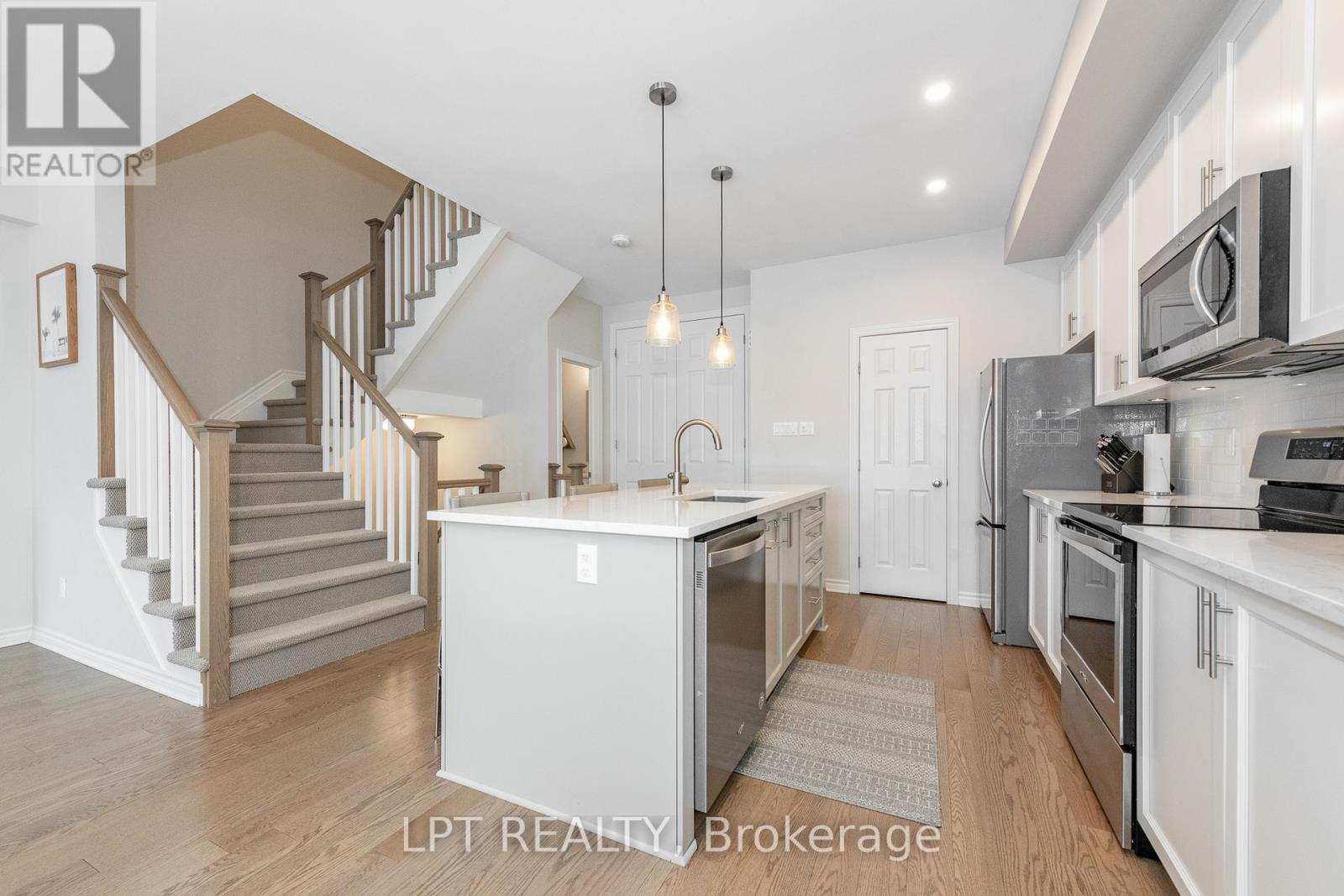 202 Hawkmere Way, Ottawa, ON - Indoor Photo Showing Kitchen With Upgraded Kitchen