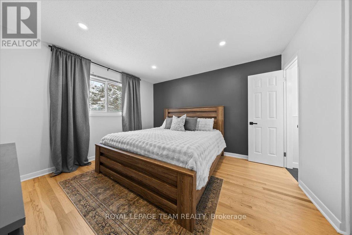 20 Whitburn Crescent, Ottawa, ON - Indoor Photo Showing Bedroom