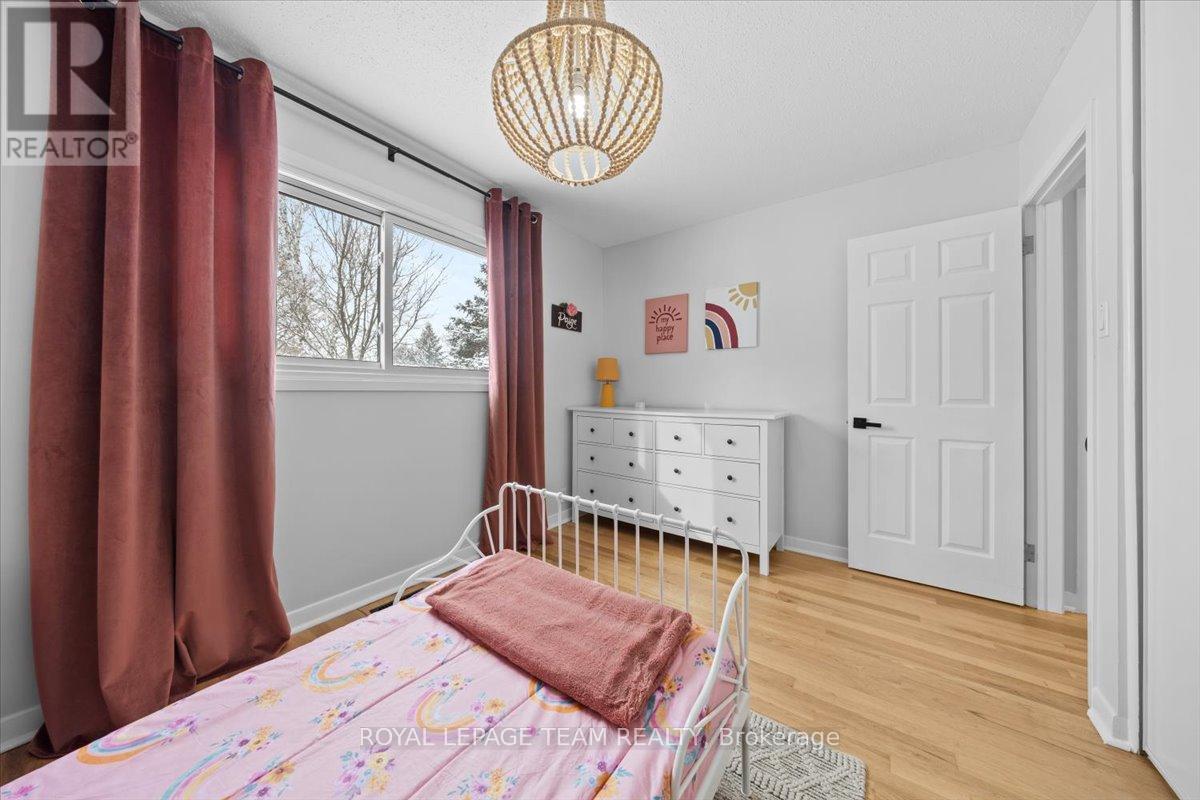 20 Whitburn Crescent, Ottawa, ON - Indoor Photo Showing Bedroom