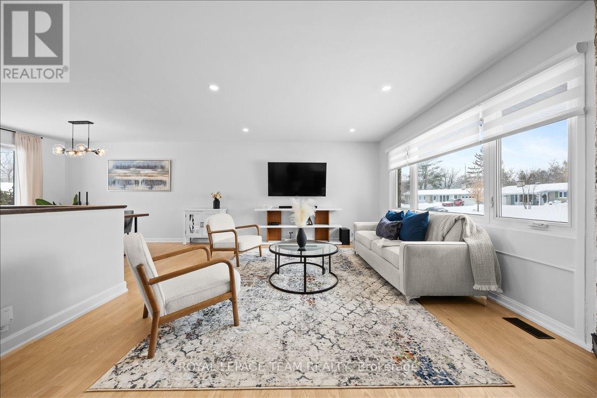 20 Whitburn Crescent, Ottawa, ON - Indoor Photo Showing Living Room