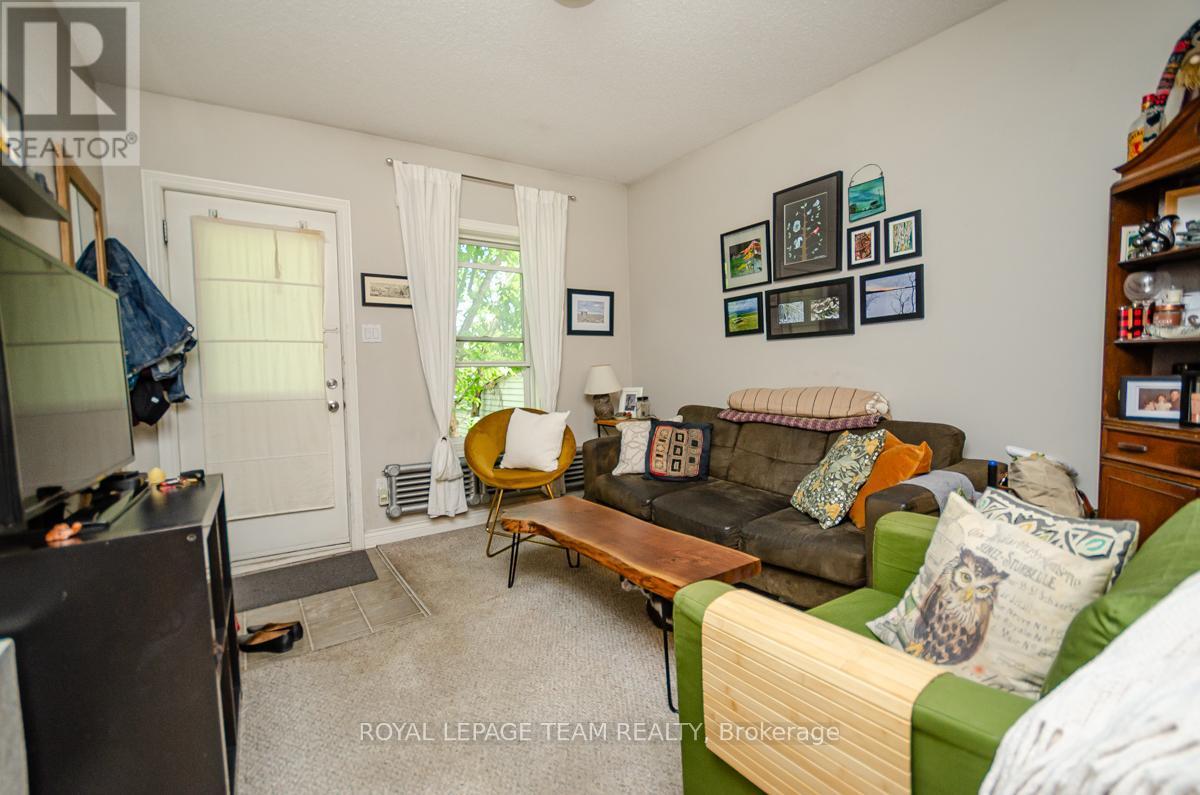 395 Mcleod Street, Ottawa, ON - Indoor Photo Showing Living Room