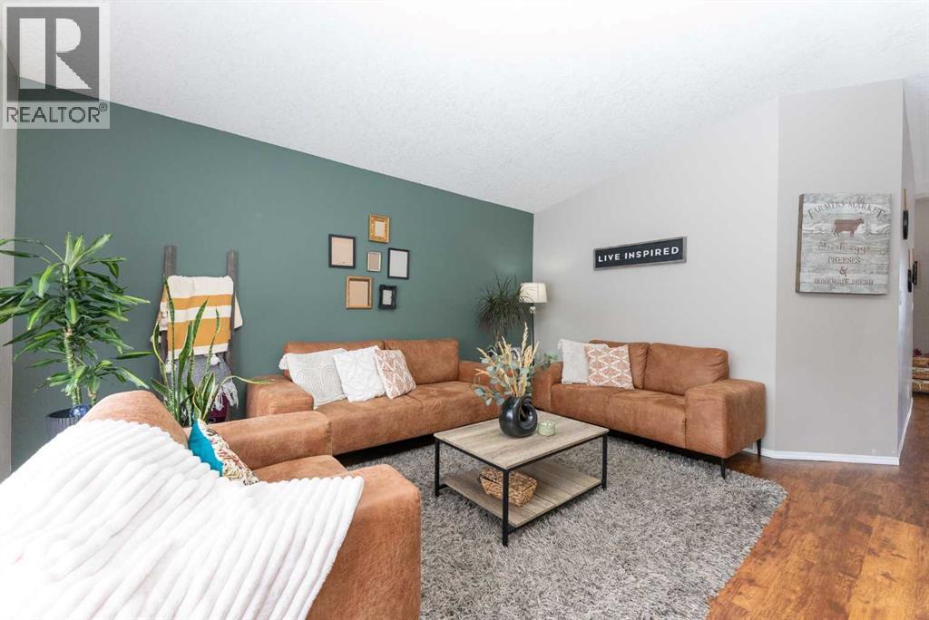 619 Aberdeen Crescent W, Lethbridge, AB - Indoor Photo Showing Living Room