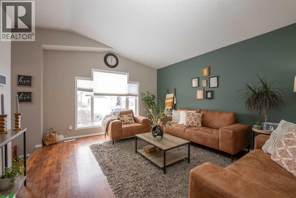 619 Aberdeen Crescent W, Lethbridge, AB - Indoor Photo Showing Living Room
