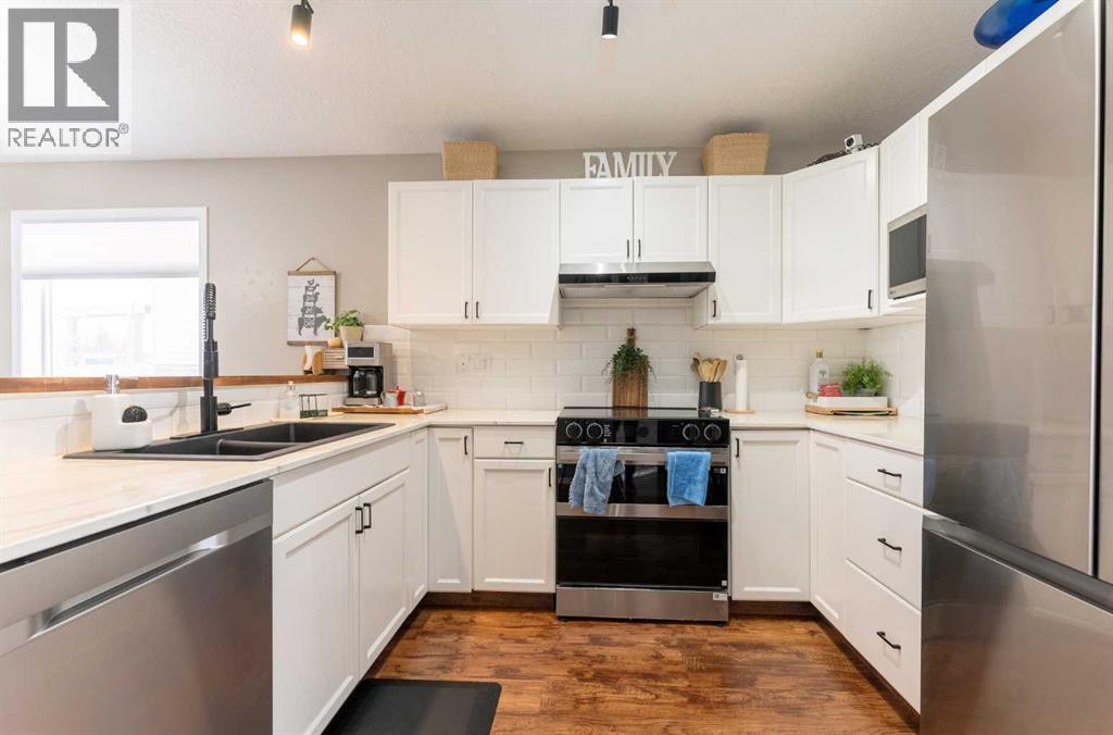 619 Aberdeen Crescent W, Lethbridge, AB - Indoor Photo Showing Kitchen With Double Sink