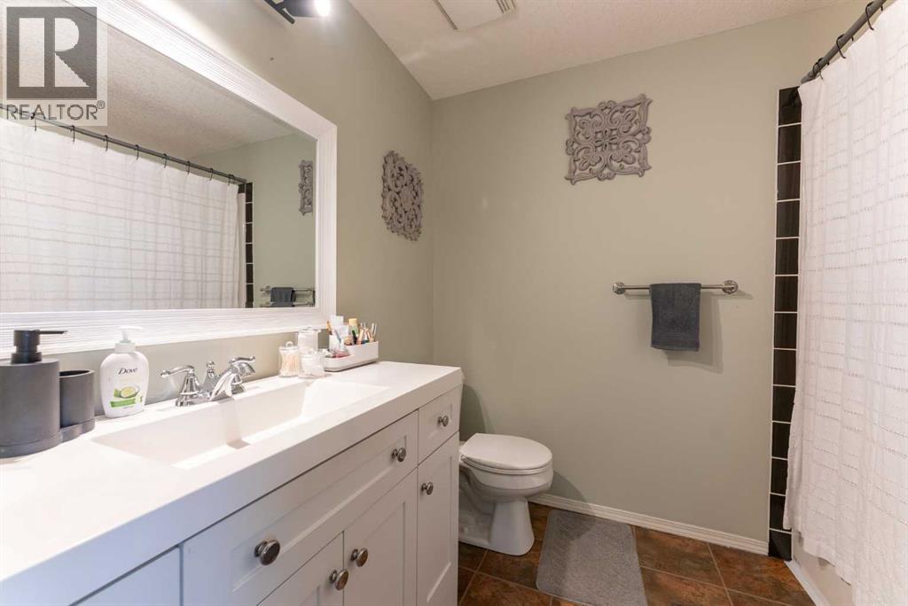 619 Aberdeen Crescent W, Lethbridge, AB - Indoor Photo Showing Bathroom