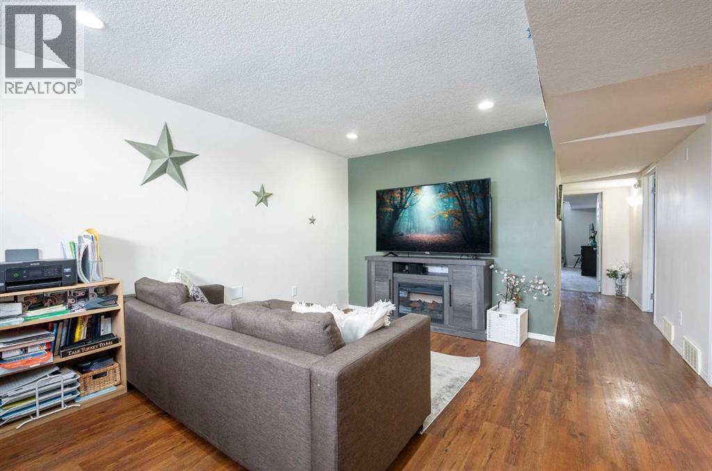 619 Aberdeen Crescent W, Lethbridge, AB - Indoor Photo Showing Living Room