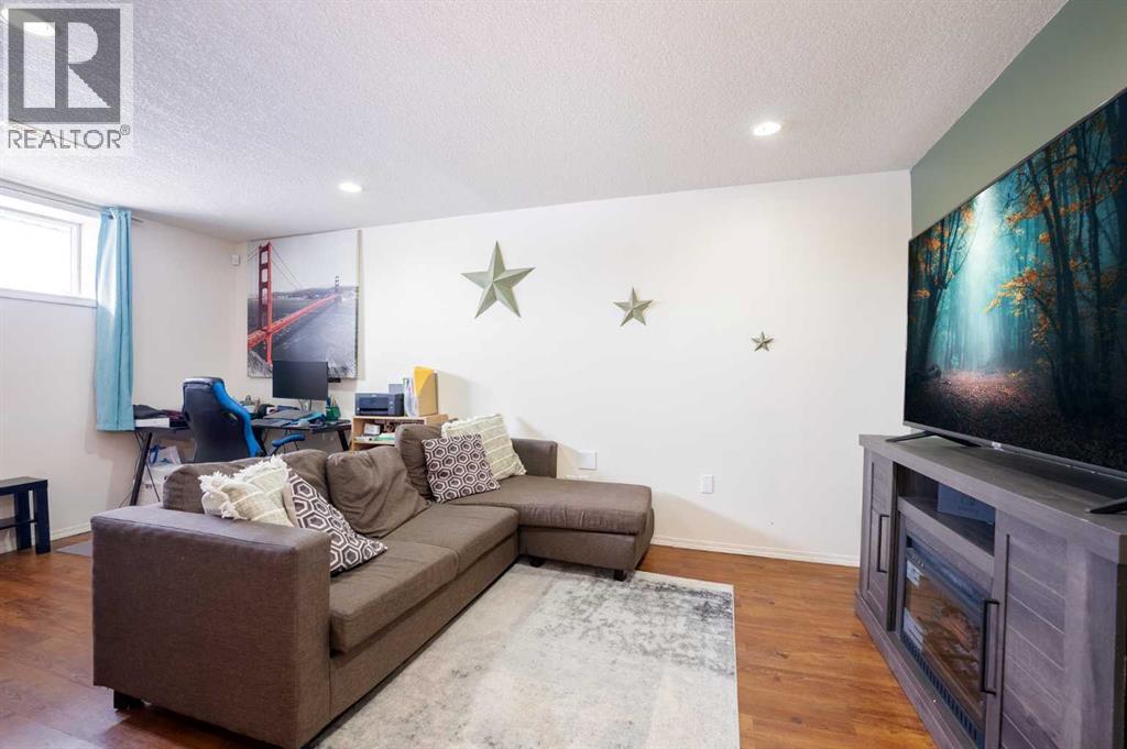 619 Aberdeen Crescent W, Lethbridge, AB - Indoor Photo Showing Living Room