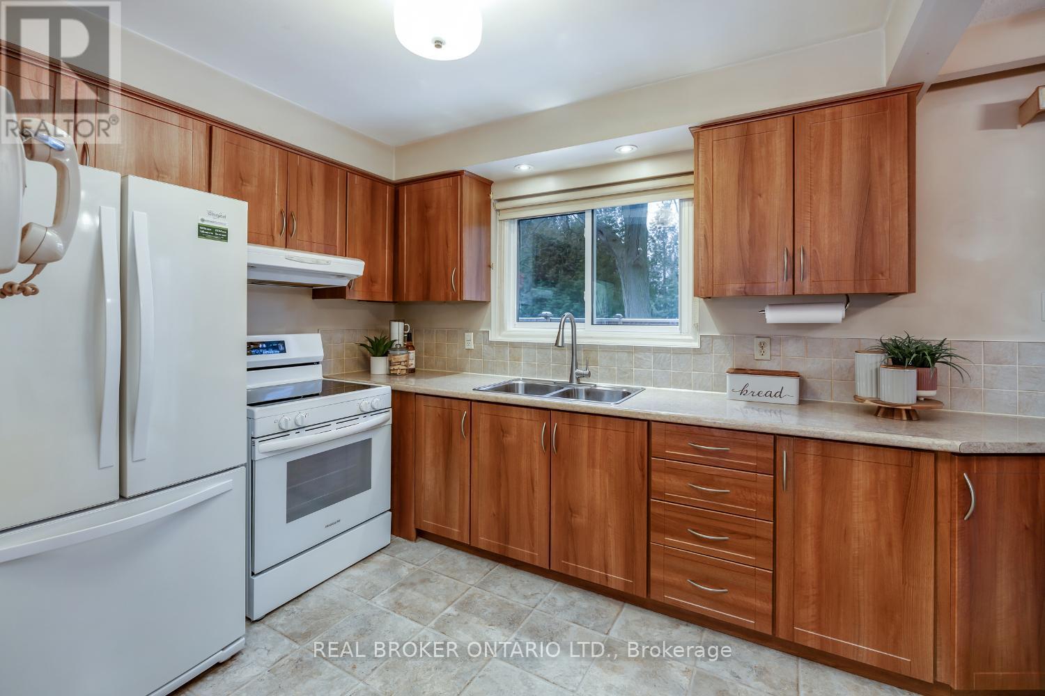 37 Macey Court, Ajax (Central West), ON - Indoor Photo Showing Kitchen With Double Sink