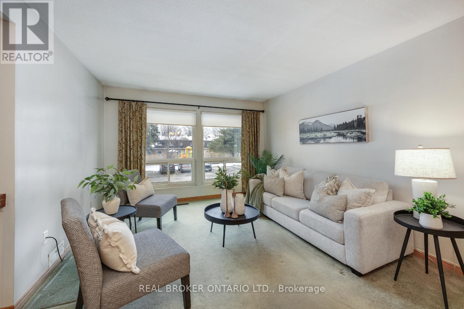 37 Macey Court, Ajax (Central West), ON - Indoor Photo Showing Living Room