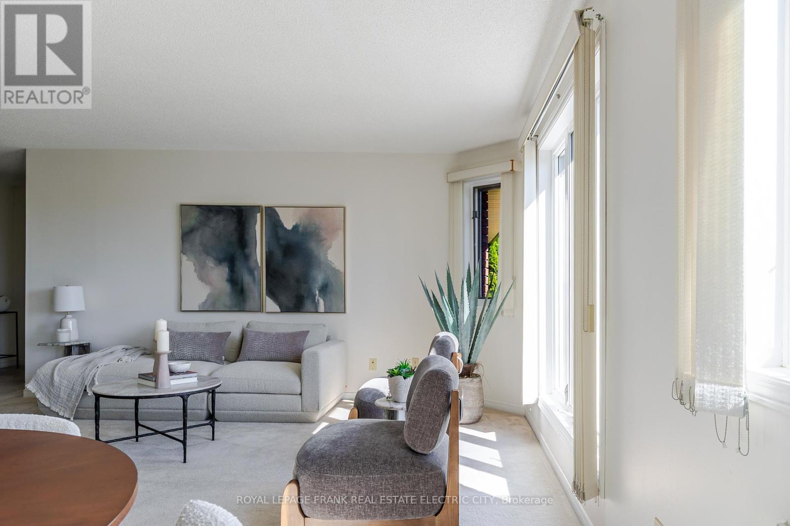 30 - 36 Champlain Crescent, Peterborough (Northcrest Ward 5), ON - Indoor Photo Showing Living Room