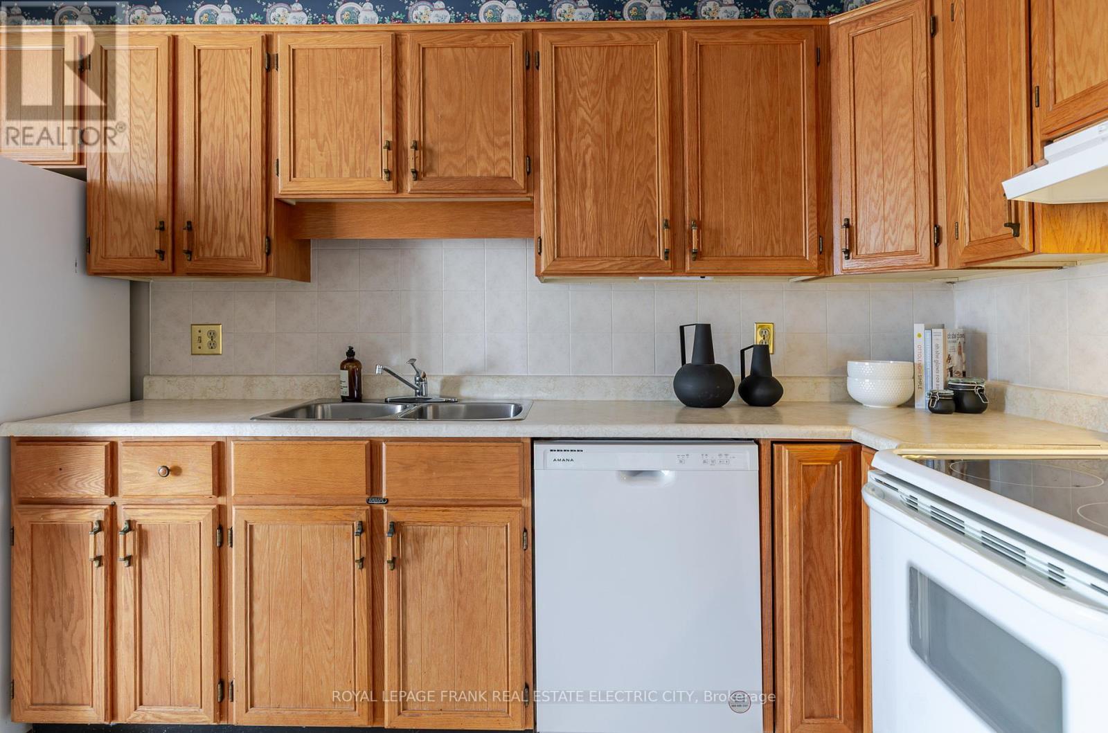 30 - 36 Champlain Crescent, Peterborough (Northcrest Ward 5), ON - Indoor Photo Showing Kitchen With Double Sink