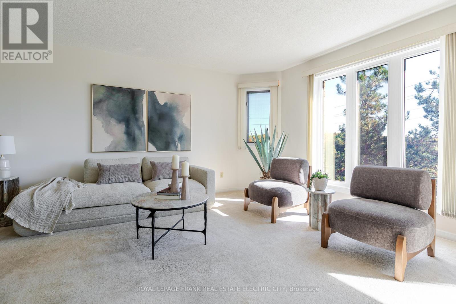 30 - 36 Champlain Crescent, Peterborough (Northcrest Ward 5), ON - Indoor Photo Showing Living Room