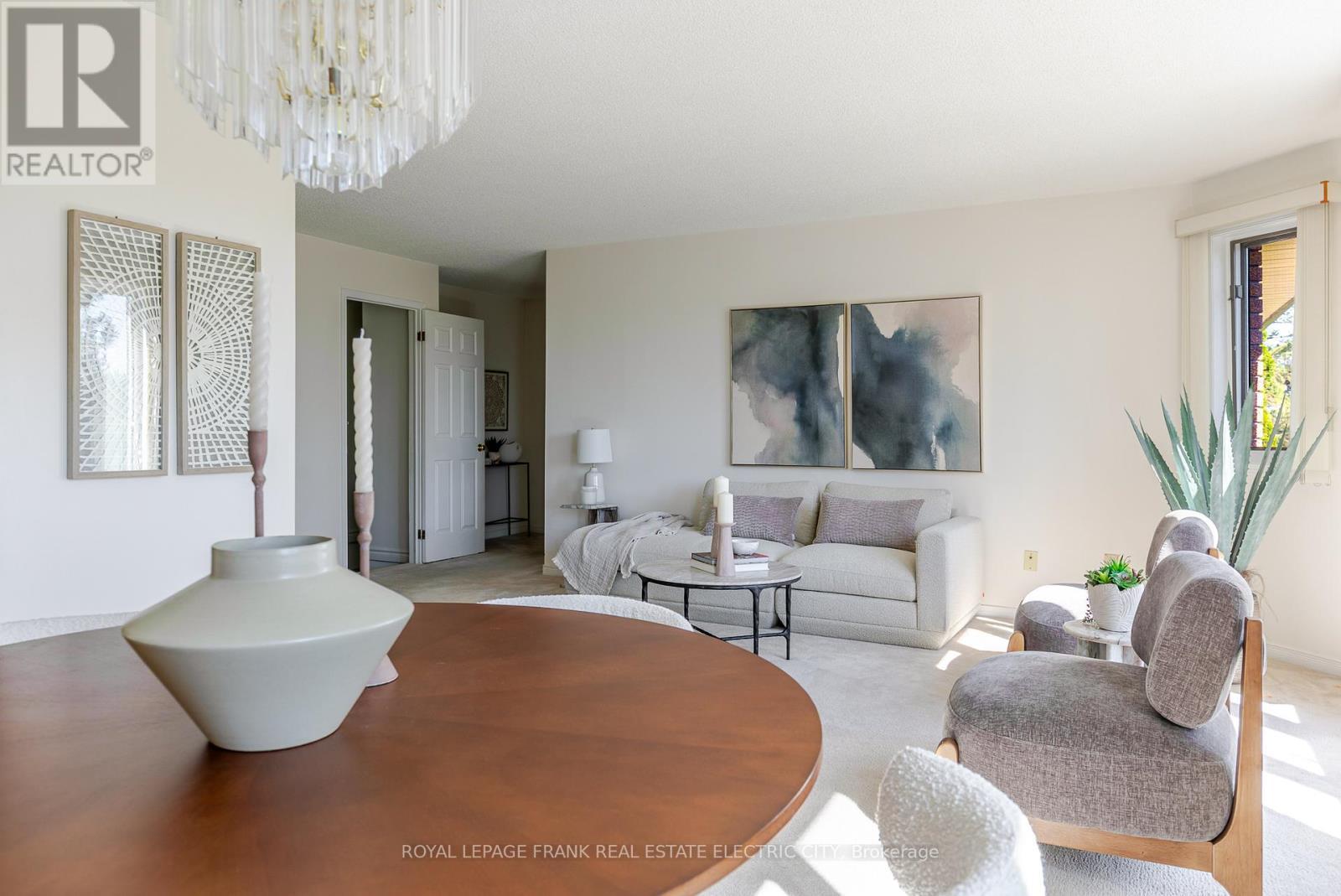 30 - 36 Champlain Crescent, Peterborough (Northcrest Ward 5), ON - Indoor Photo Showing Living Room