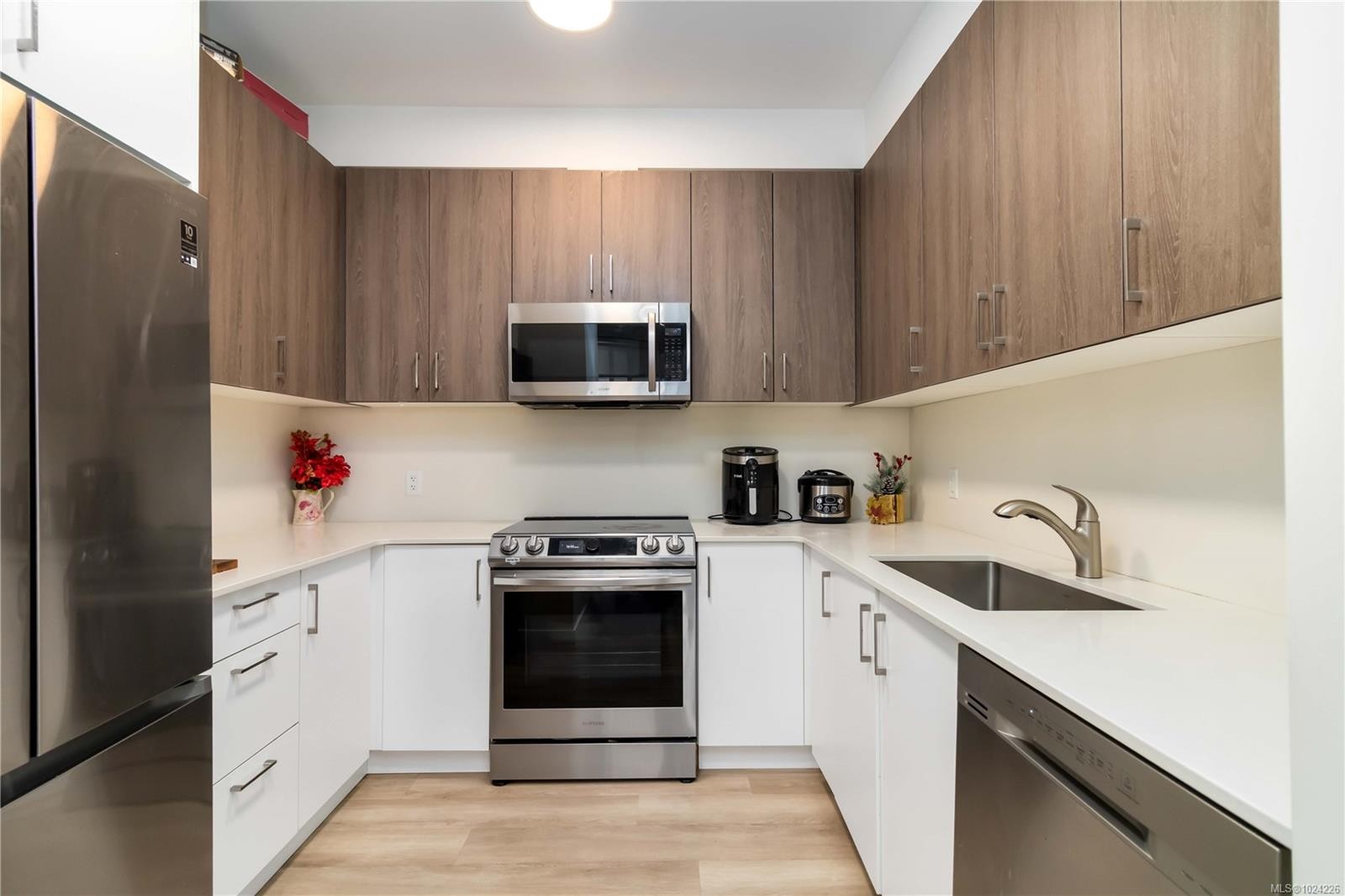 202-815 Orono Ave, Langford, BC - Indoor Photo Showing Kitchen With Stainless Steel Kitchen With Upgraded Kitchen