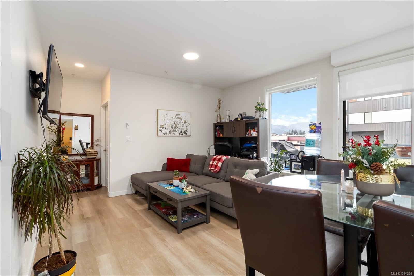 202-815 Orono Ave, Langford, BC - Indoor Photo Showing Living Room