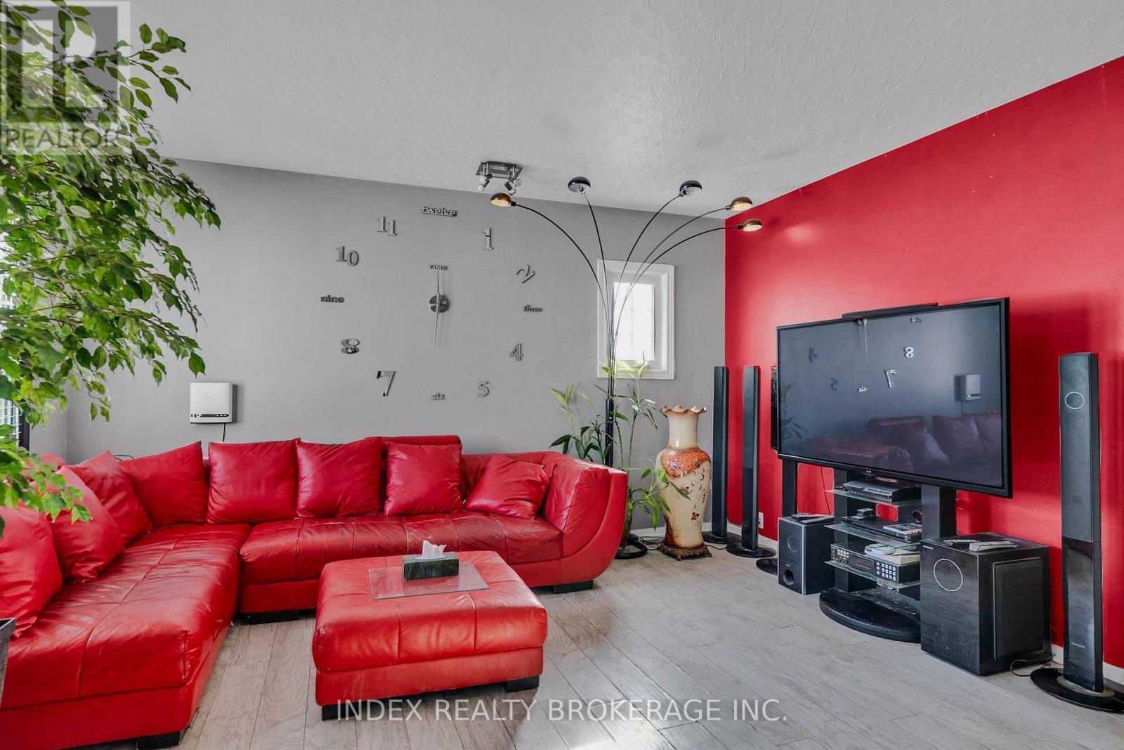 86 Gibbons Street, Oshawa, ON - Indoor Photo Showing Living Room