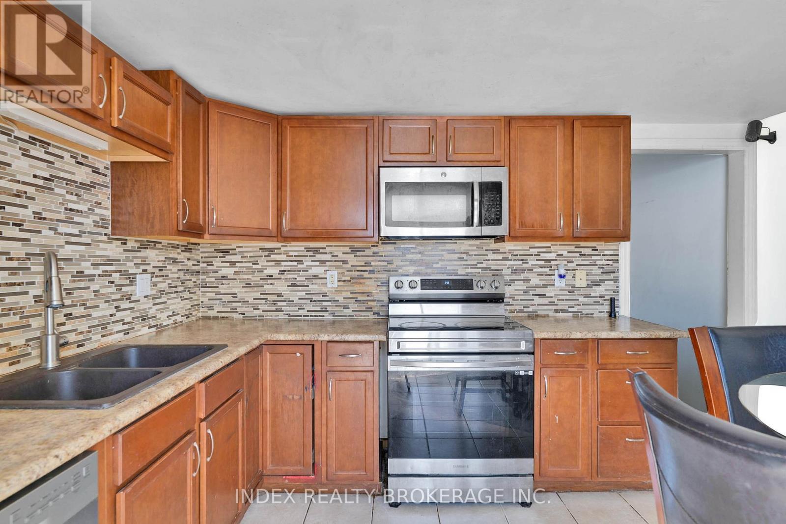 86 Gibbons Street, Oshawa, ON - Indoor Photo Showing Kitchen With Double Sink