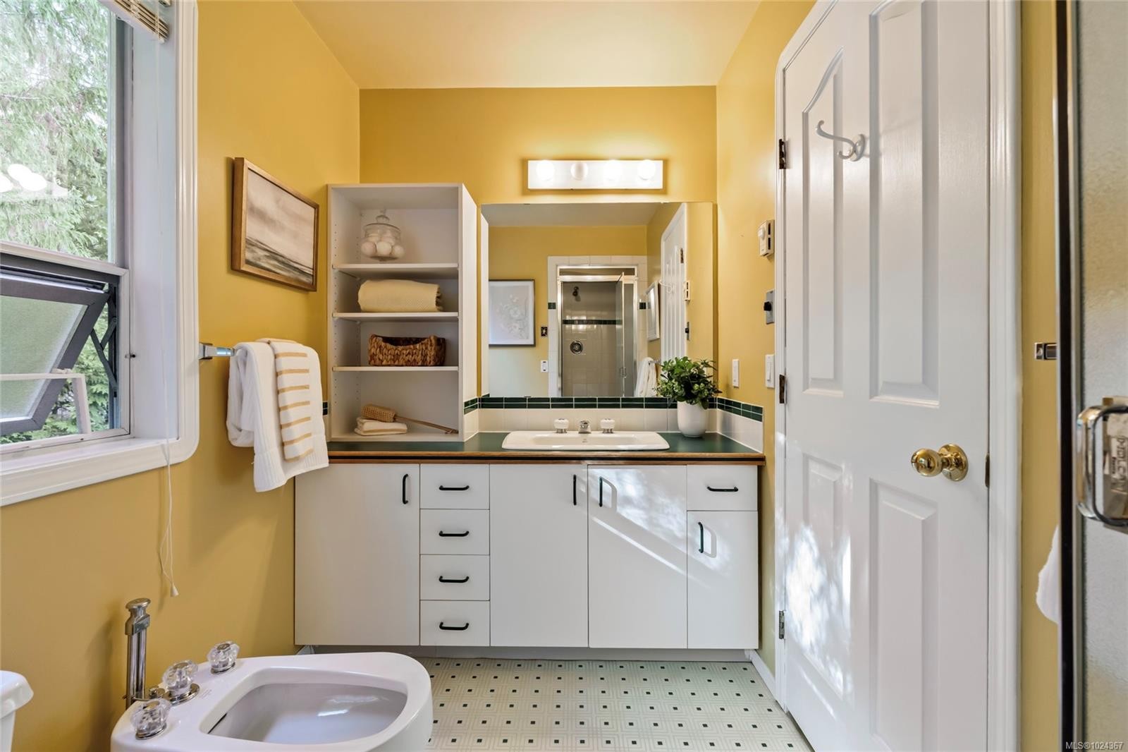 1575 Dean Park Rd, North Saanich, BC