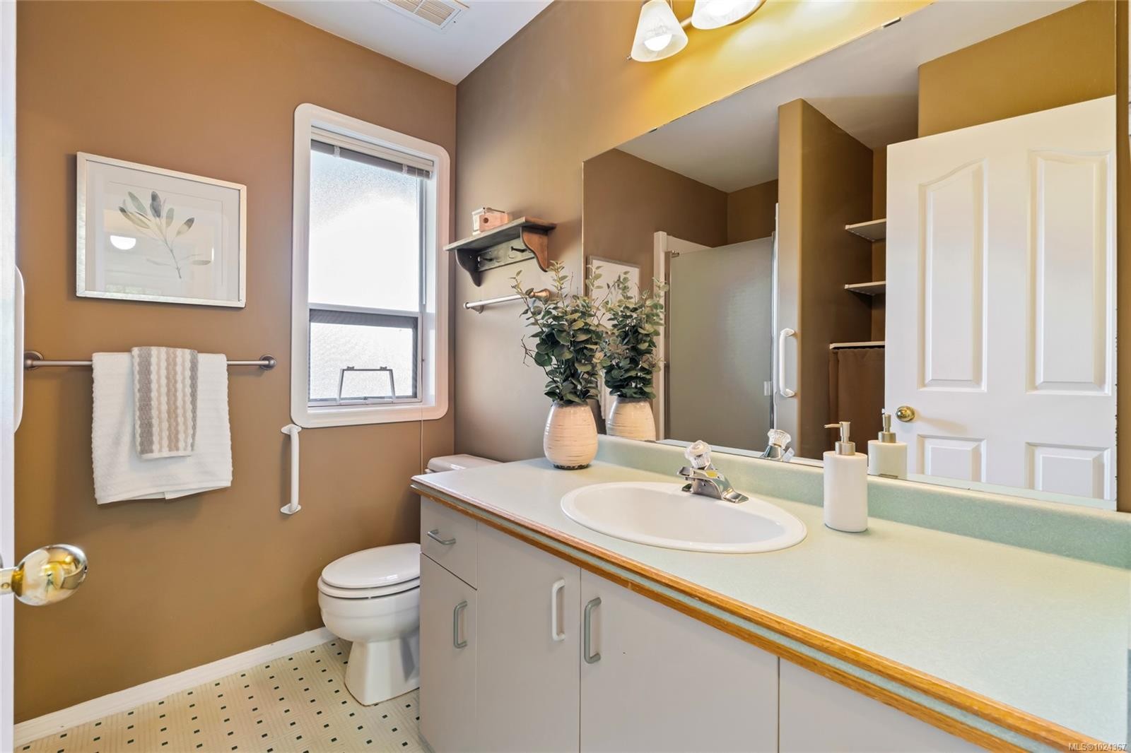 1575 Dean Park Rd, North Saanich, BC