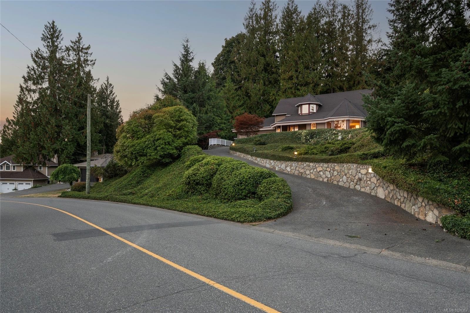 1575 Dean Park Rd, North Saanich, BC