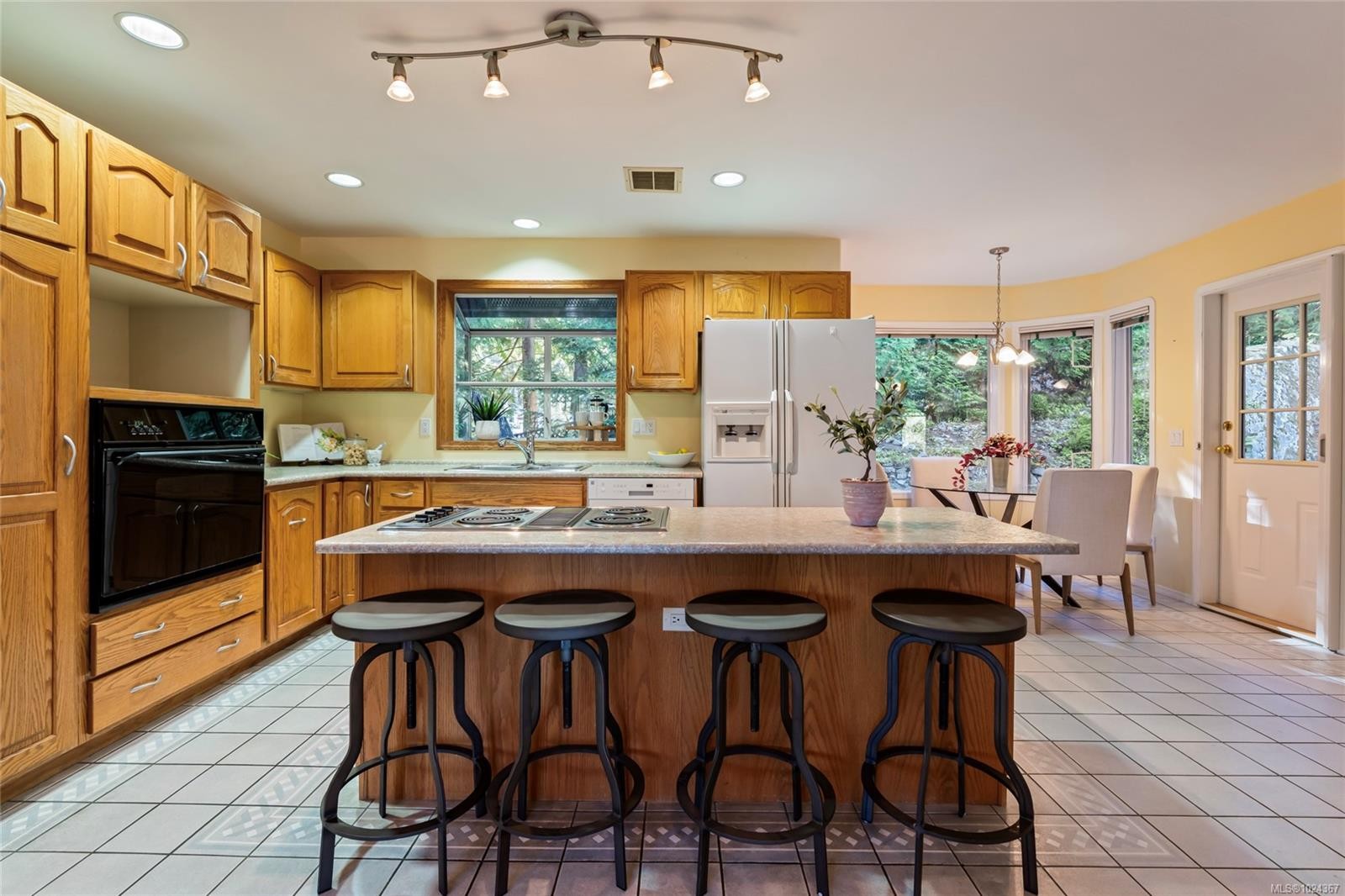 1575 Dean Park Rd, North Saanich, BC