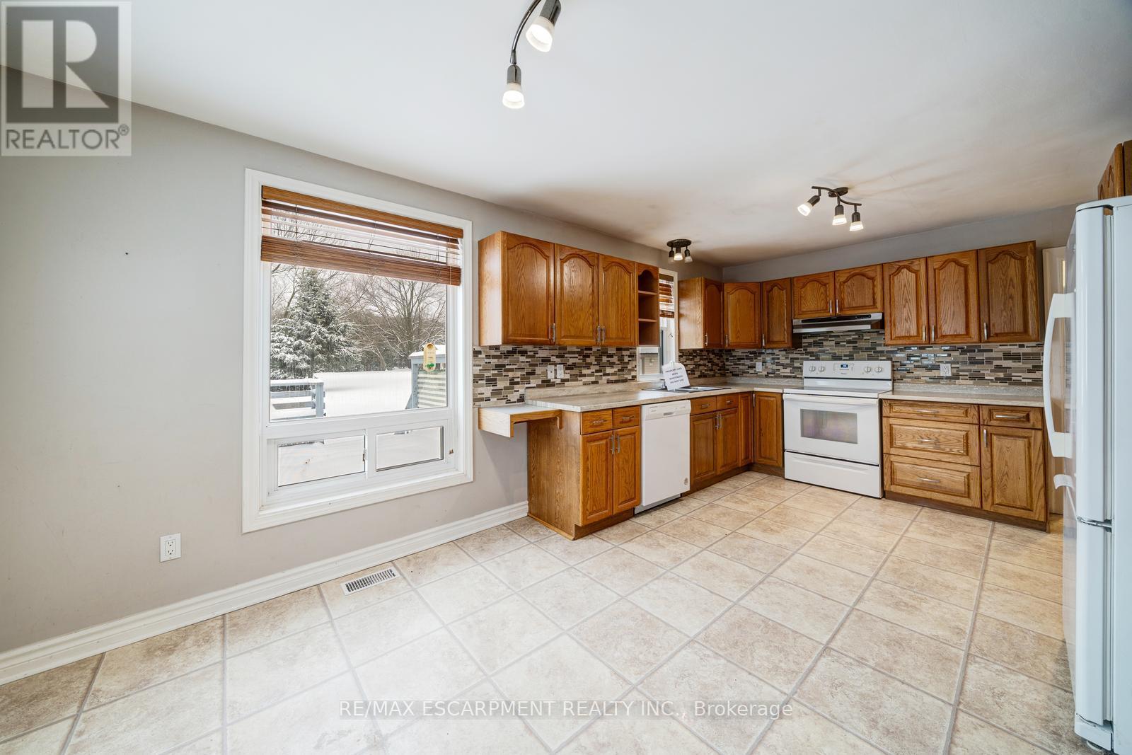 2414 Holt Road, Clarington, ON - Indoor Photo Showing Kitchen