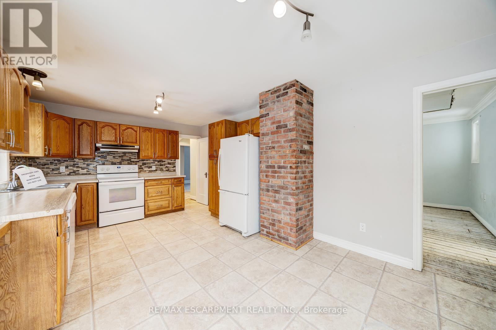 2414 Holt Road, Clarington, ON - Indoor Photo Showing Kitchen