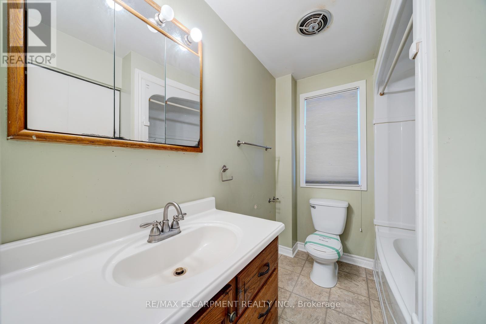 2414 Holt Road, Clarington, ON - Indoor Photo Showing Bathroom
