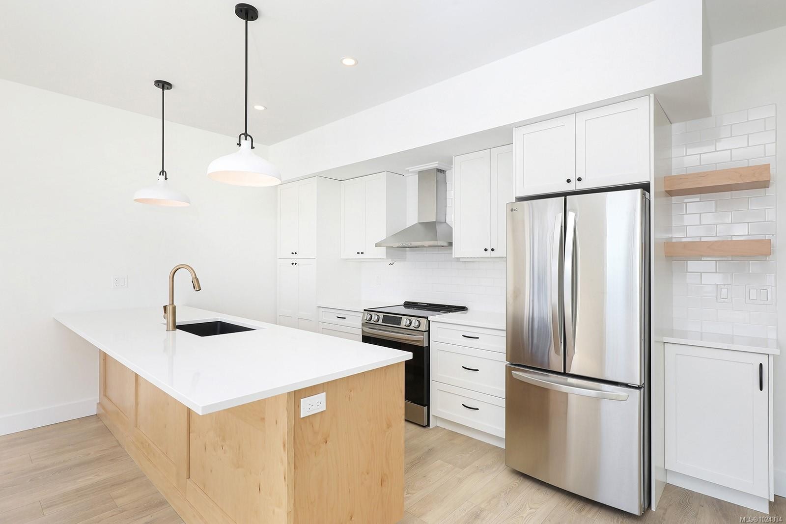 B-1369 Galerno Rd, Campbell River, BC - Indoor Photo Showing Kitchen With Upgraded Kitchen