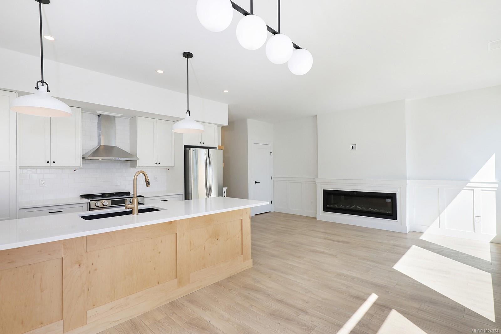 B-1369 Galerno Rd, Campbell River, BC - Indoor Photo Showing Kitchen With Fireplace With Double Sink With Upgraded Kitchen