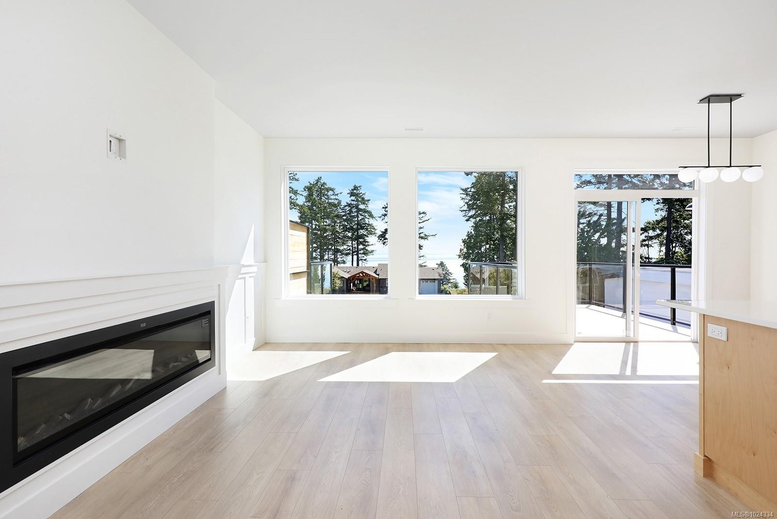 B-1369 Galerno Rd, Campbell River, BC - Indoor Photo Showing Living Room With Fireplace