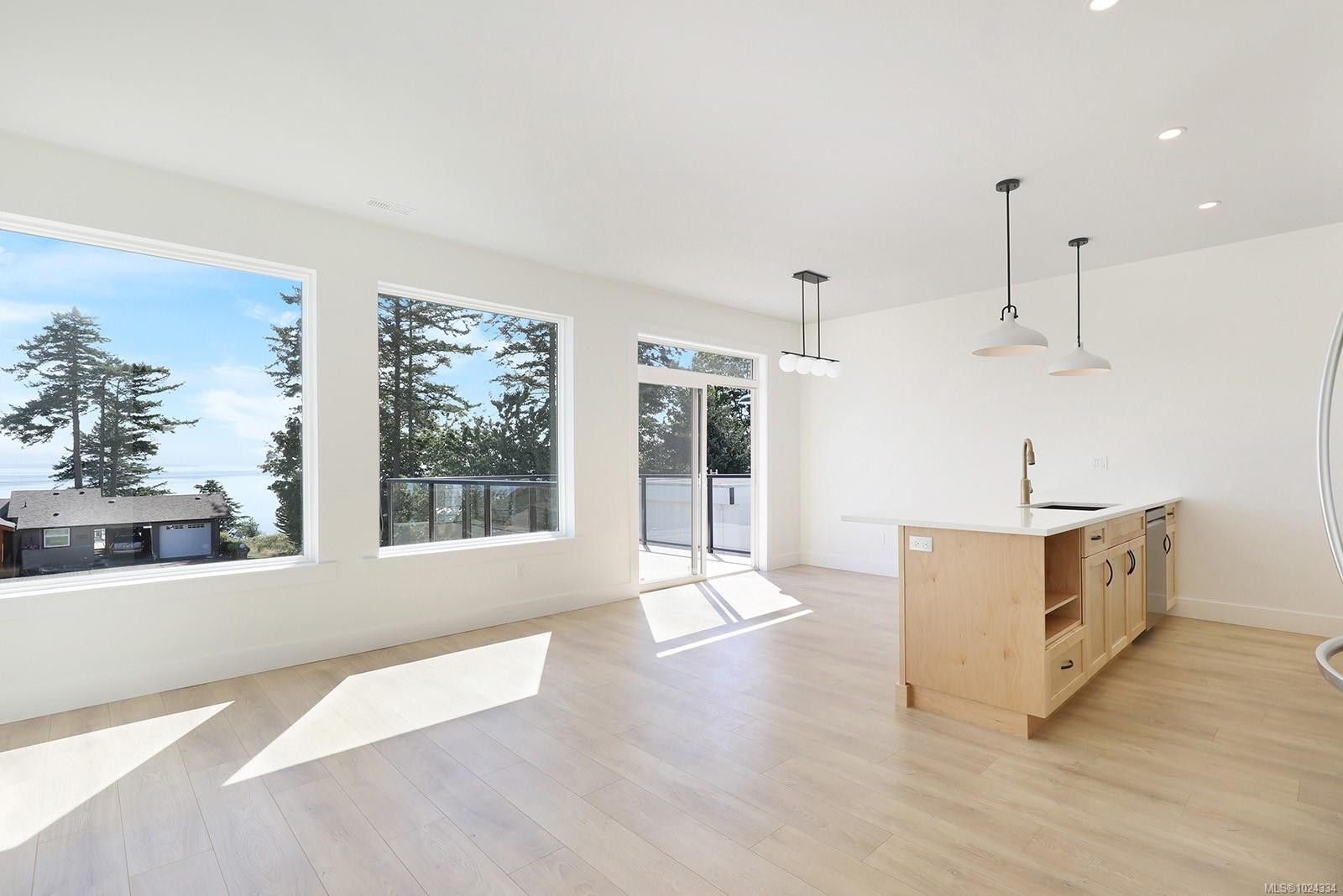 B-1369 Galerno Rd, Campbell River, BC - Indoor Photo Showing Living Room