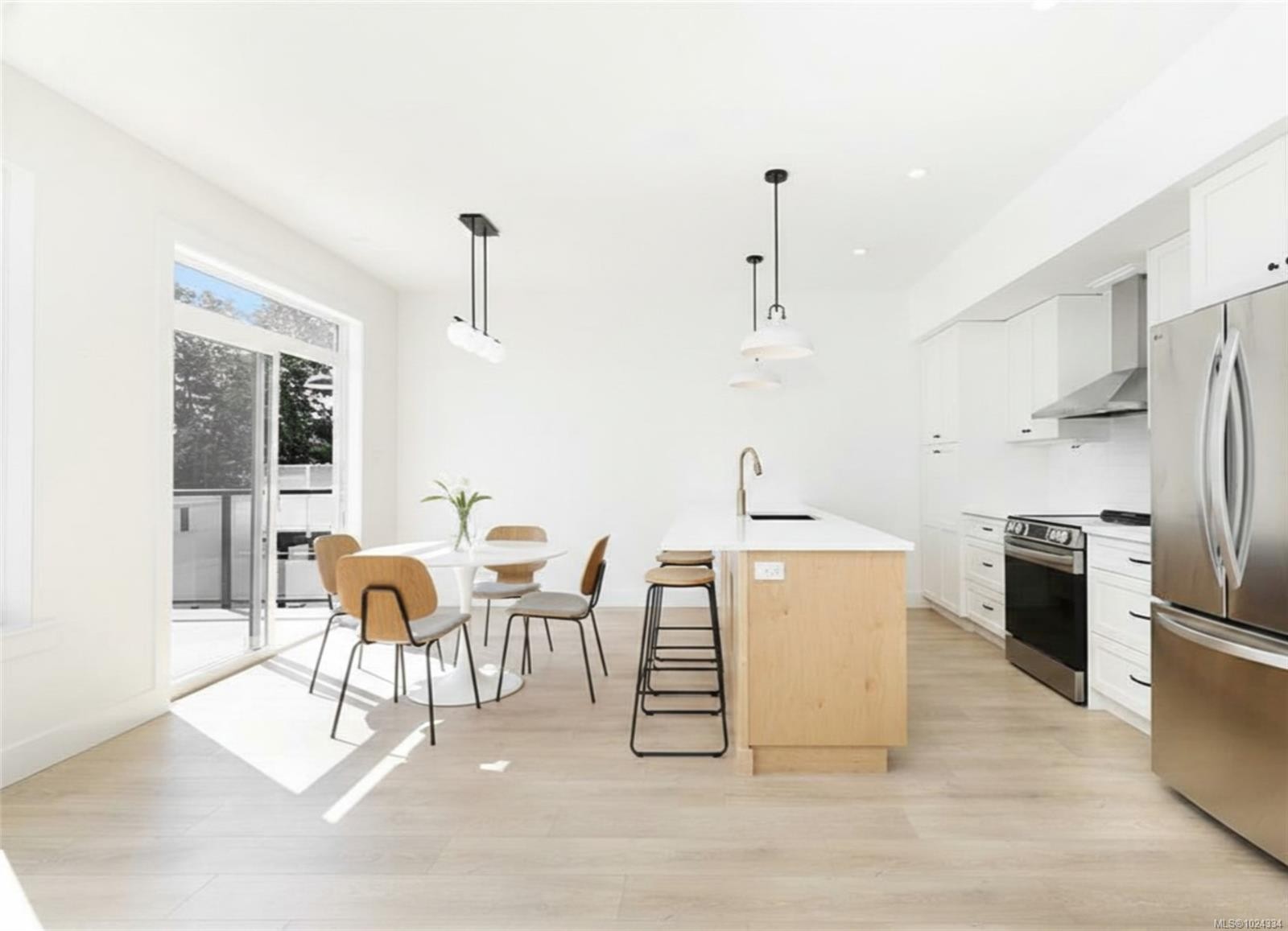 B-1369 Galerno Rd, Campbell River, BC - Indoor Photo Showing Kitchen