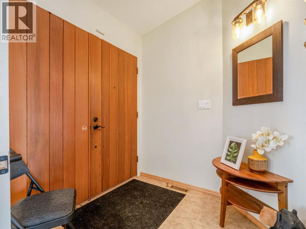 Double wood front door - 90 Chippewa Crescent W, Lethbridge, AB - Indoor Photo Showing Other Room