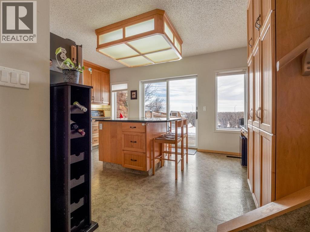 Few steps down to spacious kitchen - 90 Chippewa Crescent W, Lethbridge, AB - Indoor