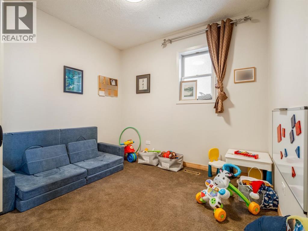 Bedroom, office or play room next to kitchen - 90 Chippewa Crescent W, Lethbridge, AB - Indoor