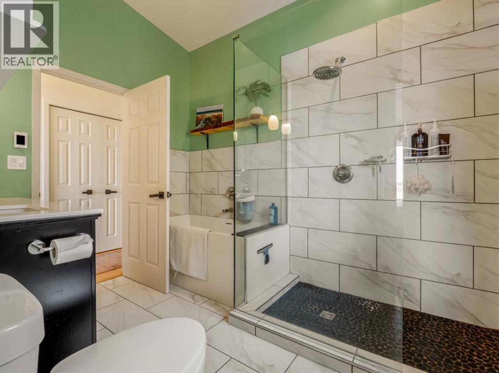 Large tiled shower - 90 Chippewa Crescent W, Lethbridge, AB - Indoor Photo Showing Bathroom