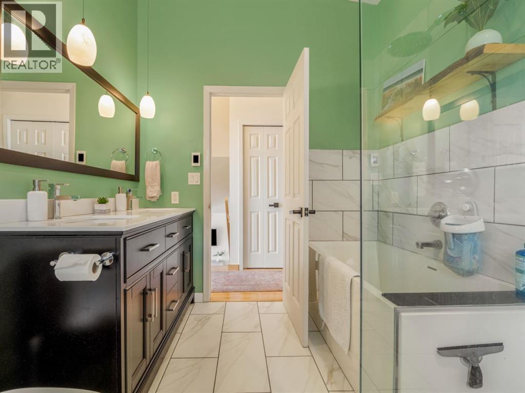 Deep soaker tub in 5pc bathroom - 90 Chippewa Crescent W, Lethbridge, AB - Indoor Photo Showing Bathroom