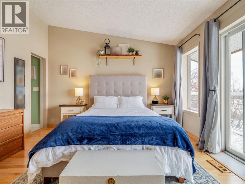 Primary bedroom with access to 5pc bathroom - 90 Chippewa Crescent W, Lethbridge, AB - Indoor Photo Showing Bedroom