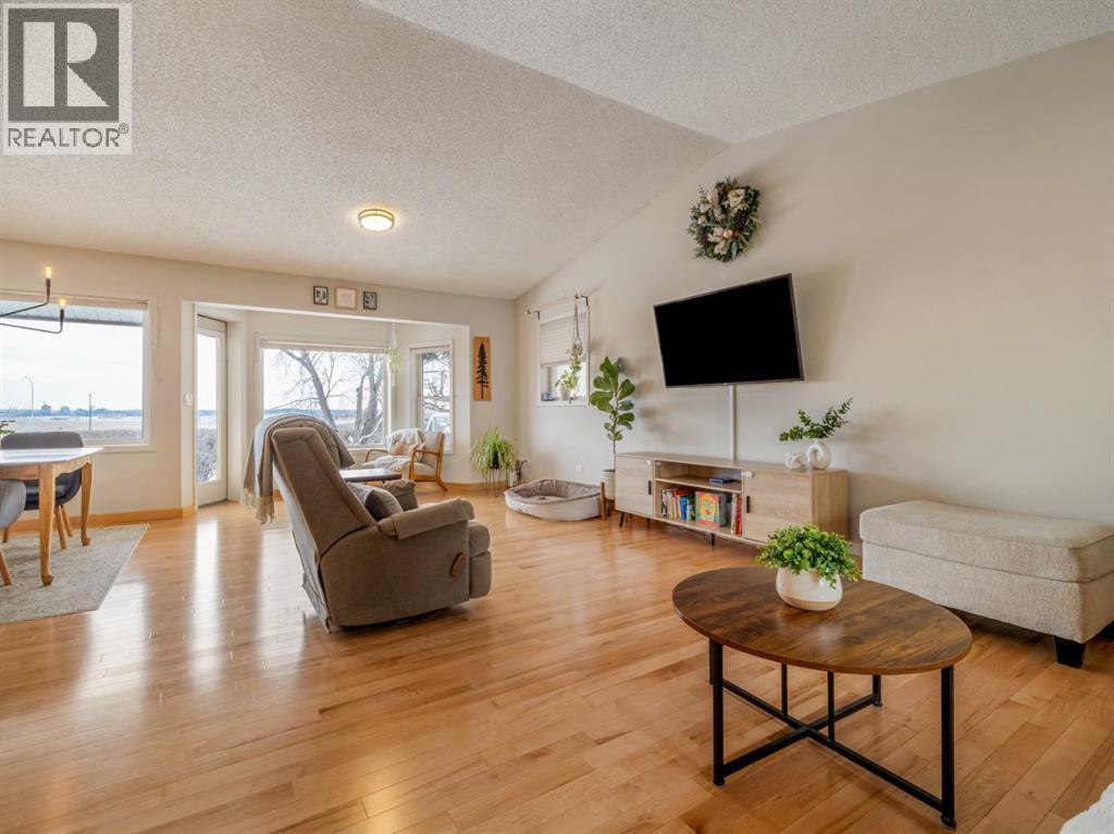 Living room with views - 90 Chippewa Crescent W, Lethbridge, AB - Indoor Photo Showing Living Room