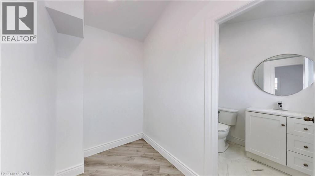 85 Albany Avenue, Hamilton, ON - Indoor Photo Showing Bathroom