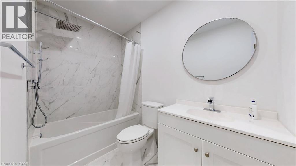85 Albany Avenue, Hamilton, ON - Indoor Photo Showing Bathroom