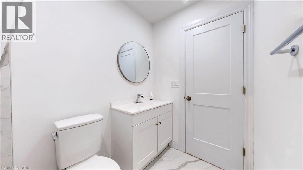 85 Albany Avenue, Hamilton, ON - Indoor Photo Showing Bathroom