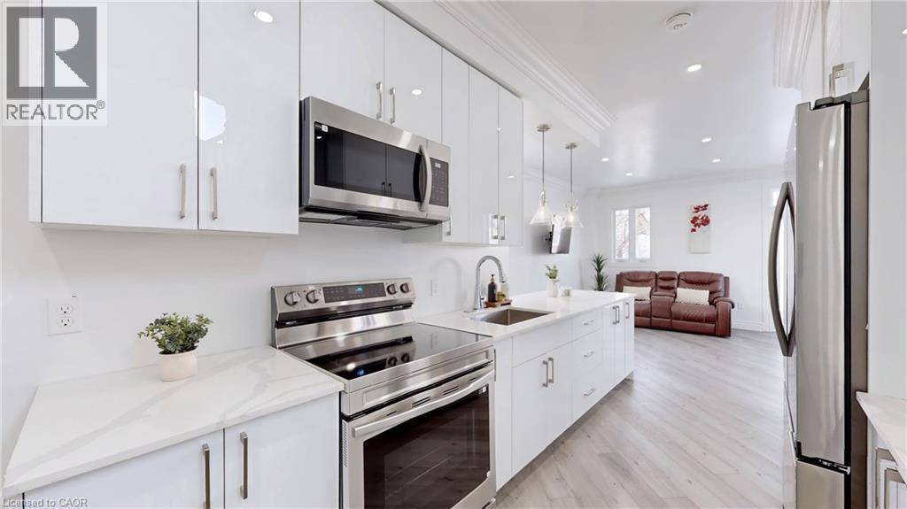 85 Albany Avenue, Hamilton, ON - Indoor Photo Showing Kitchen With Stainless Steel Kitchen With Upgraded Kitchen